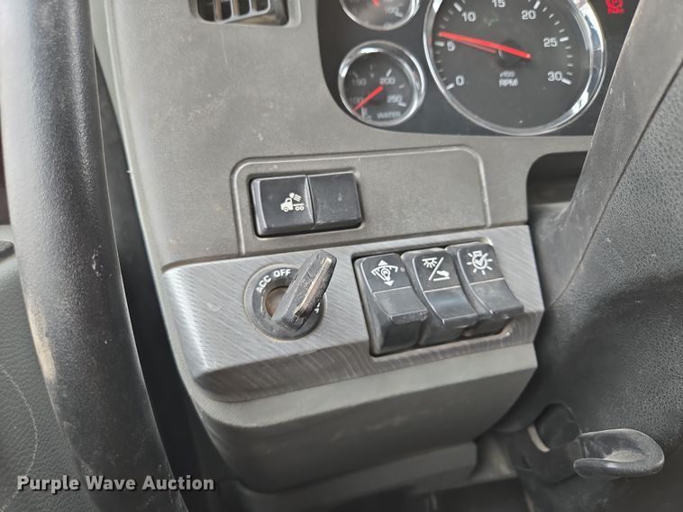 image for item EQ6943 2018 Kenworth T880 semi truck