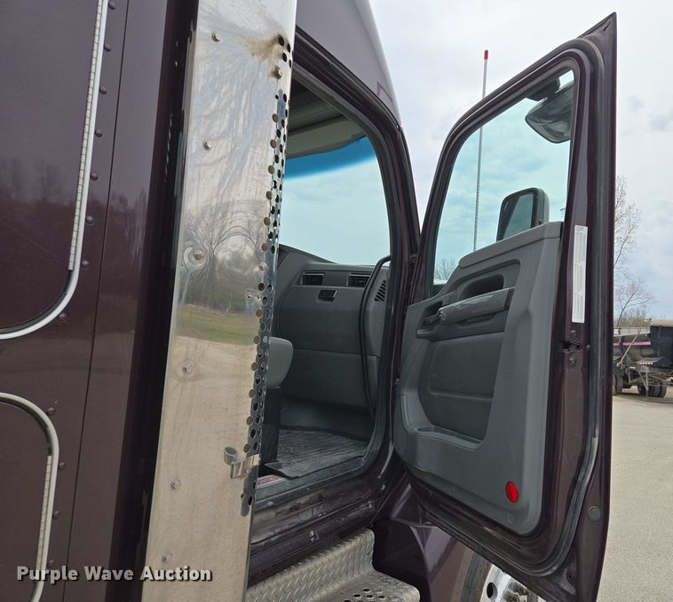 image for item EQ6943 2018 Kenworth T880 semi truck