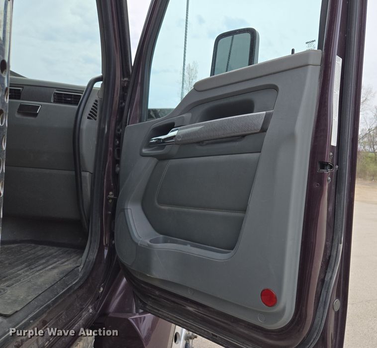 image for item EQ6943 2018 Kenworth T880 semi truck