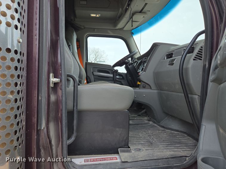 image for item EQ6943 2018 Kenworth T880 semi truck