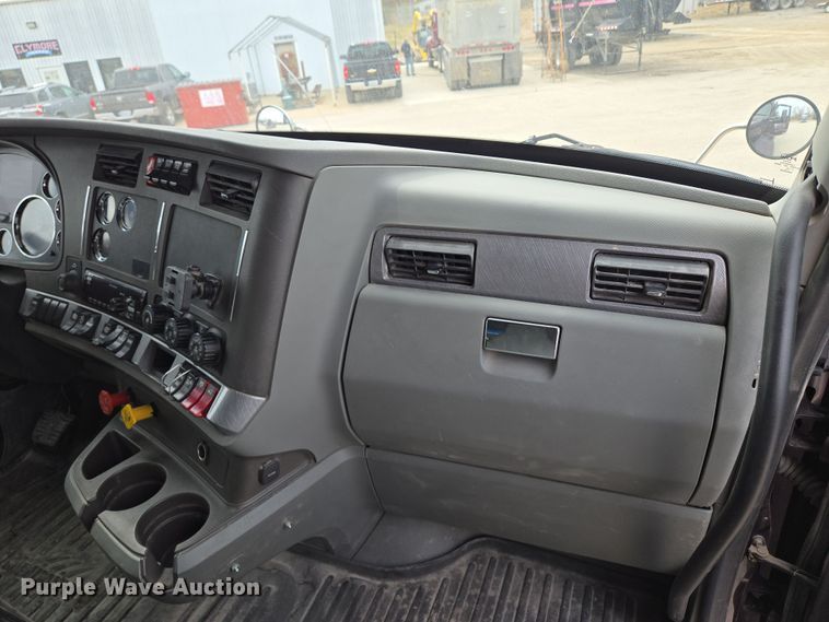 image for item EQ6943 2018 Kenworth T880 semi truck