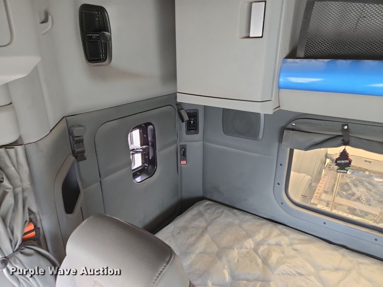 image for item EQ6943 2018 Kenworth T880 semi truck