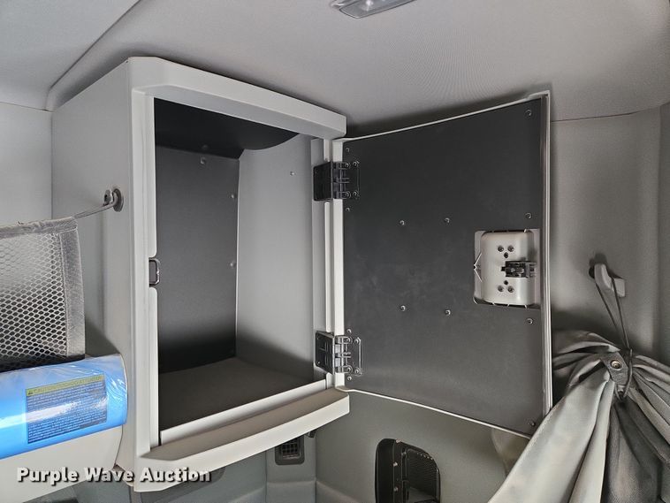 image for item EQ6943 2018 Kenworth T880 semi truck