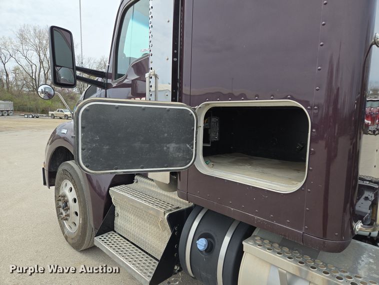 image for item EQ6943 2018 Kenworth T880 semi truck