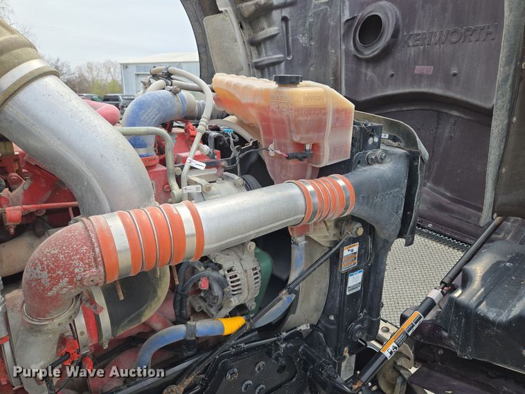 image for item EQ6943 2018 Kenworth T880 semi truck