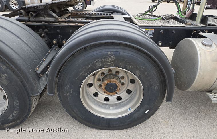 image for item EQ6943 2018 Kenworth T880 semi truck