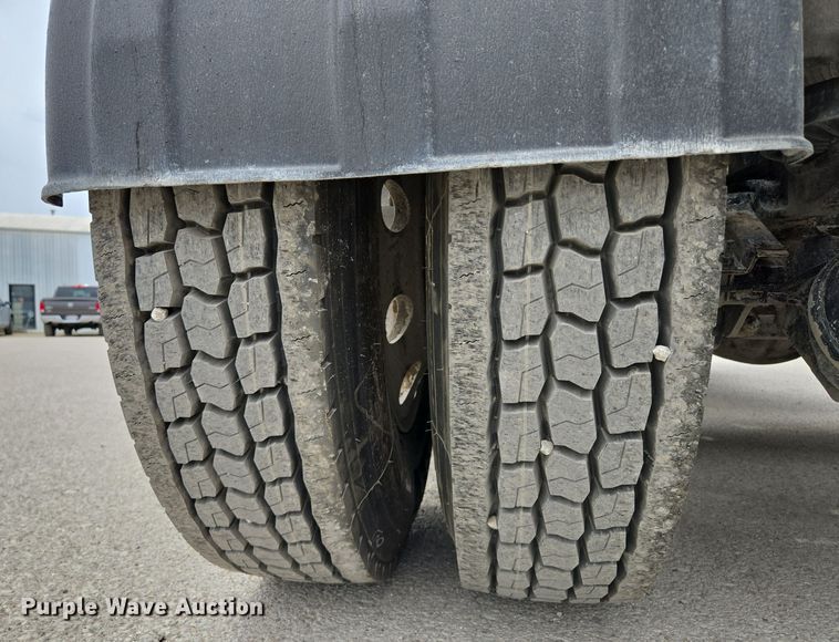 image for item EQ6943 2018 Kenworth T880 semi truck