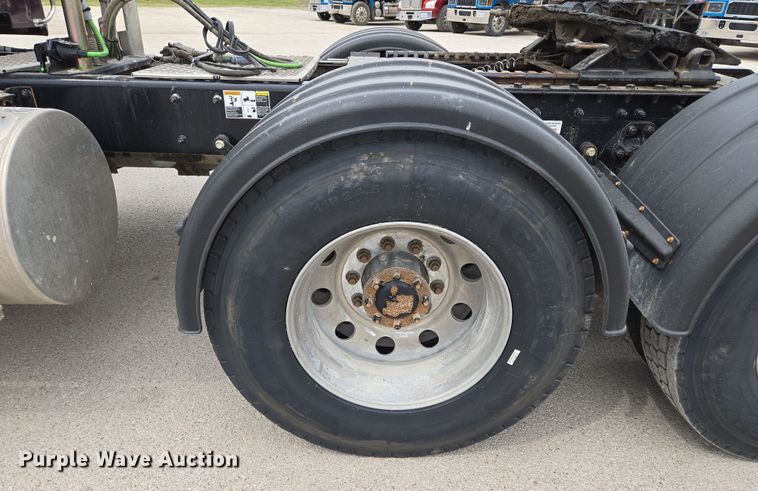 image for item EQ6943 2018 Kenworth T880 semi truck