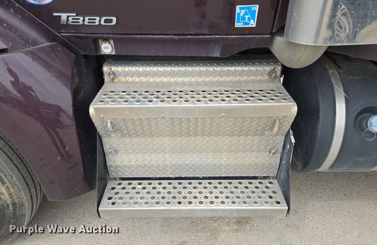 image for item EQ6944 2018 Kenworth T880 semi truck