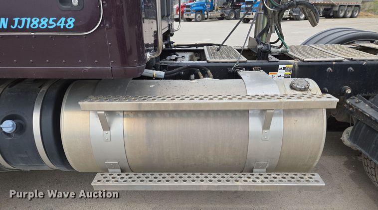 image for item EQ6944 2018 Kenworth T880 semi truck