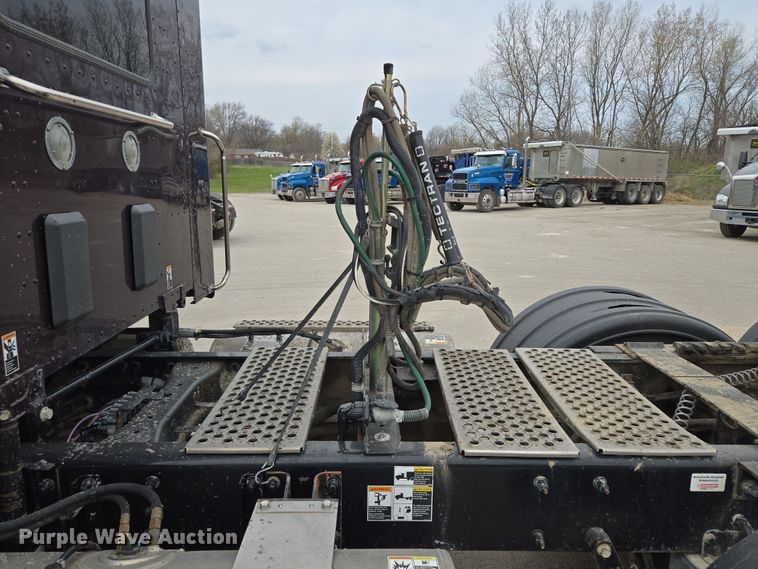 image for item EQ6944 2018 Kenworth T880 semi truck