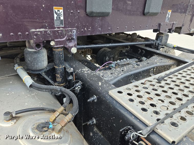 image for item EQ6944 2018 Kenworth T880 semi truck