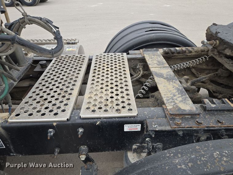 image for item EQ6944 2018 Kenworth T880 semi truck