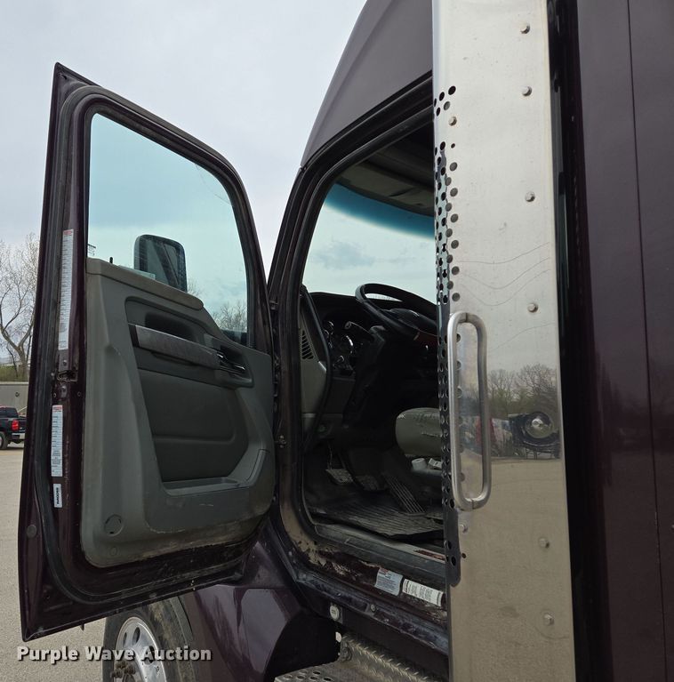 image for item EQ6944 2018 Kenworth T880 semi truck