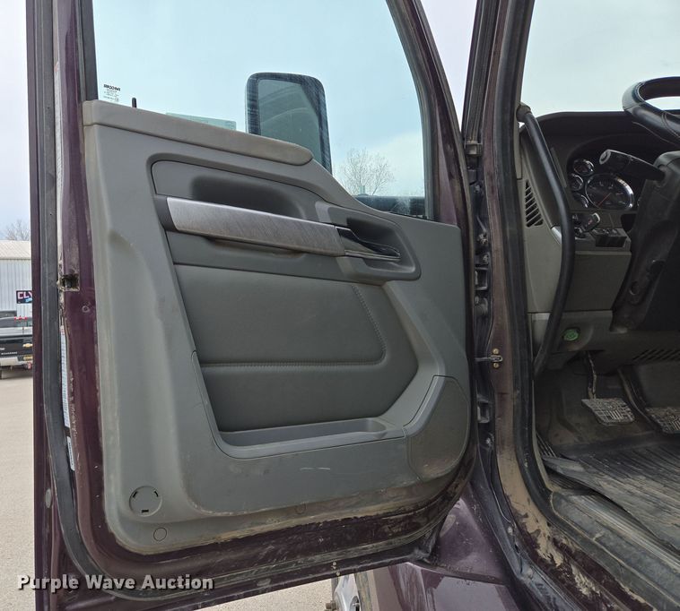 image for item EQ6944 2018 Kenworth T880 semi truck