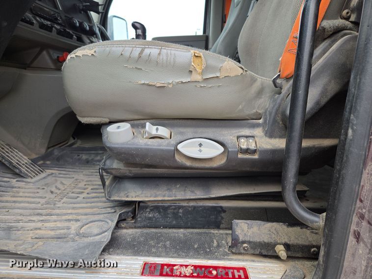 image for item EQ6944 2018 Kenworth T880 semi truck