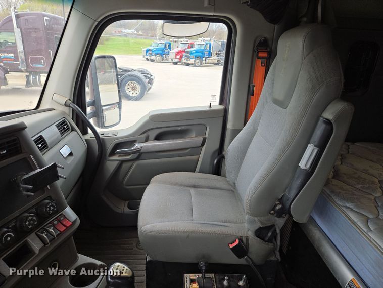 image for item EQ6944 2018 Kenworth T880 semi truck