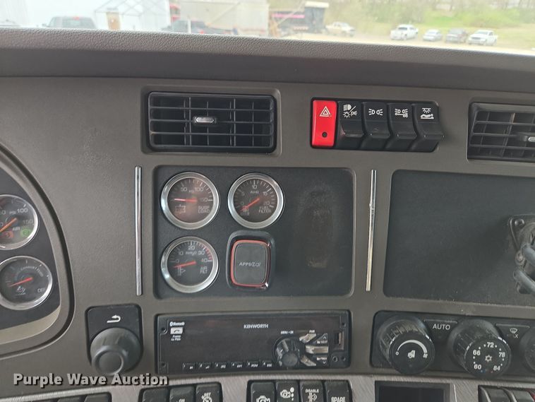 image for item EQ6944 2018 Kenworth T880 semi truck