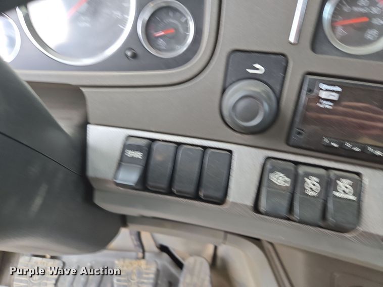 image for item EQ6944 2018 Kenworth T880 semi truck