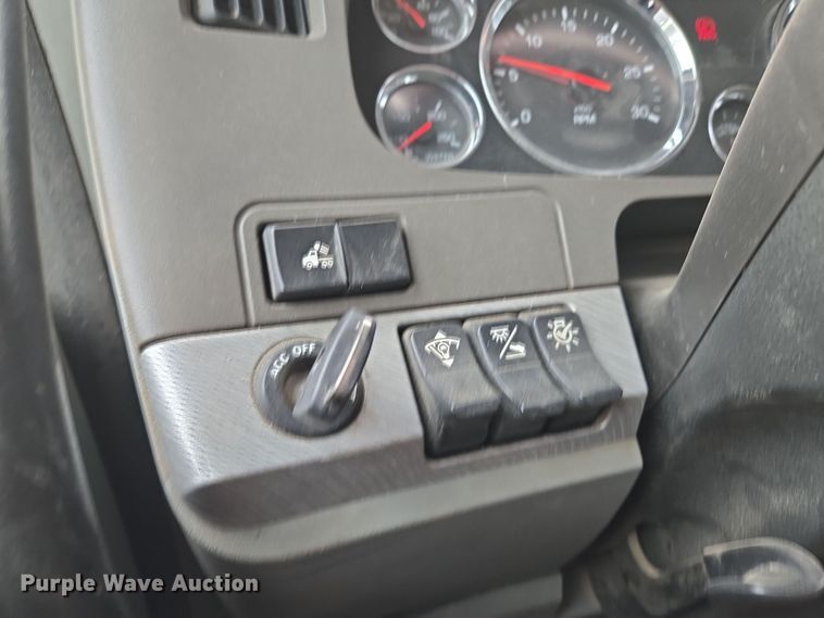 image for item EQ6944 2018 Kenworth T880 semi truck