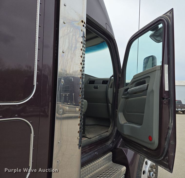 image for item EQ6944 2018 Kenworth T880 semi truck