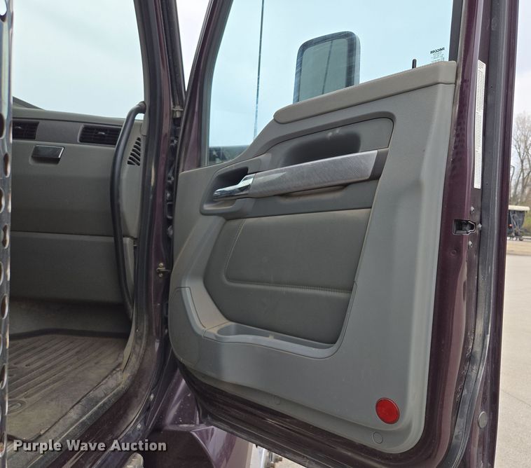 image for item EQ6944 2018 Kenworth T880 semi truck