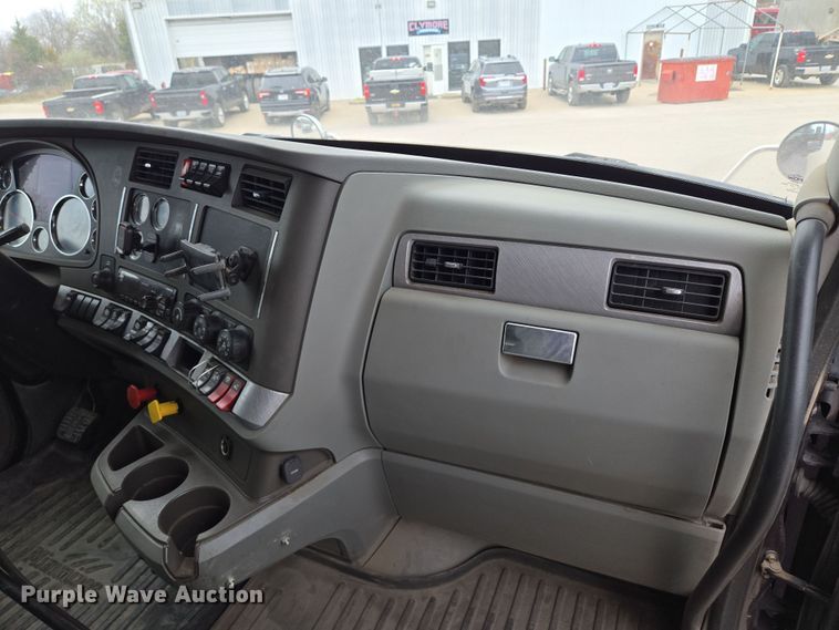 image for item EQ6944 2018 Kenworth T880 semi truck