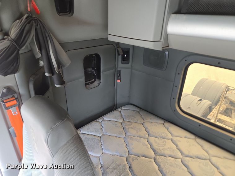 image for item EQ6944 2018 Kenworth T880 semi truck