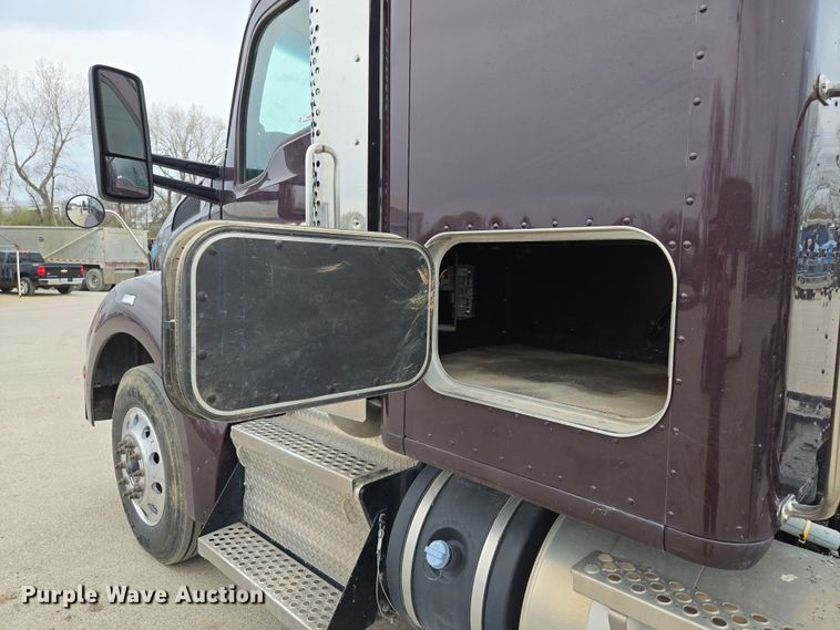 image for item EQ6944 2018 Kenworth T880 semi truck