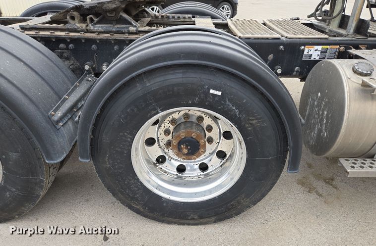 image for item EQ6944 2018 Kenworth T880 semi truck