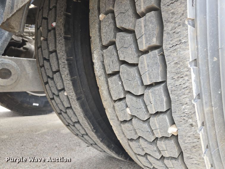 image for item EQ6944 2018 Kenworth T880 semi truck