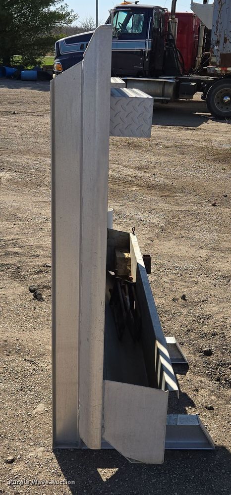 image for item EQ6950 Headache rack 