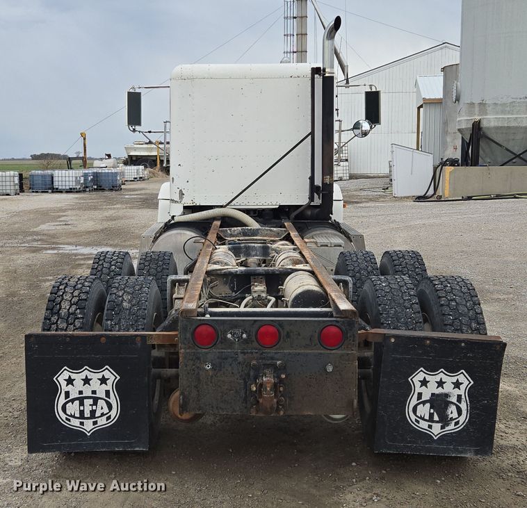 image for item EQ6980 1993 Freightliner USF-1E truck cab and chassis