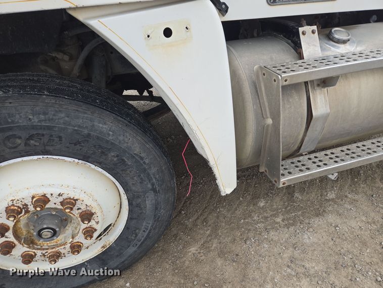 image for item EQ6980 1993 Freightliner USF-1E truck cab and chassis