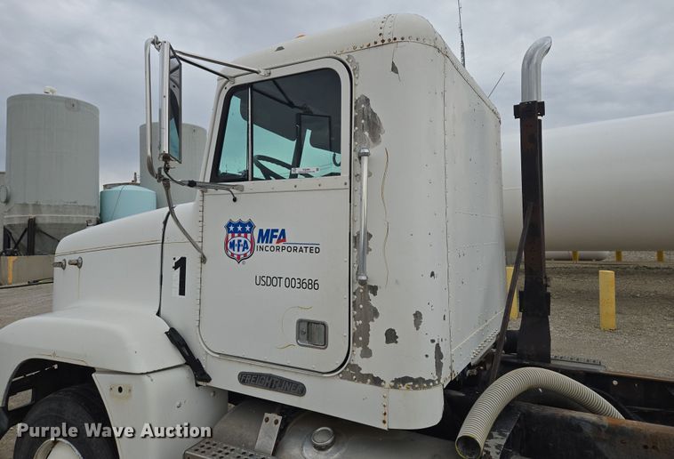 image for item EQ6980 1993 Freightliner USF-1E truck cab and chassis