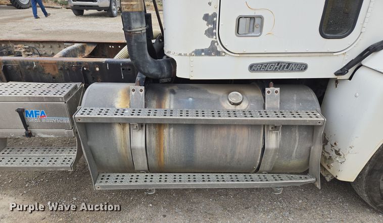 image for item EQ6980 1993 Freightliner USF-1E truck cab and chassis