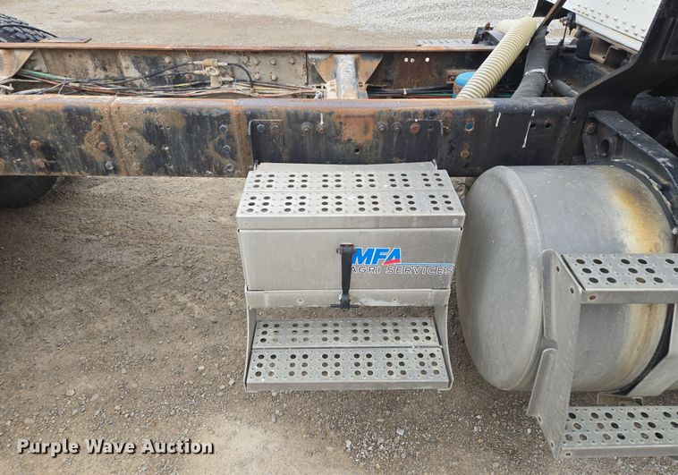 image for item EQ6980 1993 Freightliner USF-1E truck cab and chassis