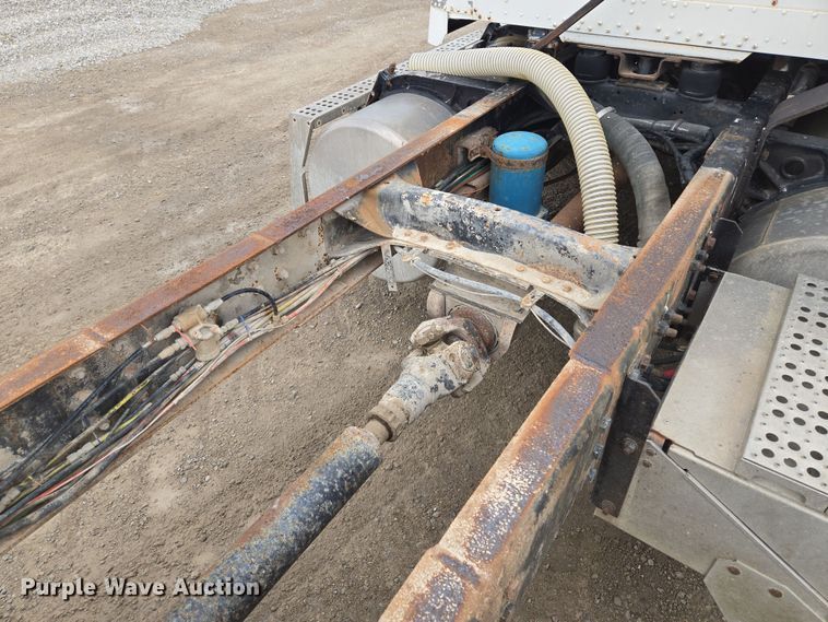 image for item EQ6980 1993 Freightliner USF-1E truck cab and chassis