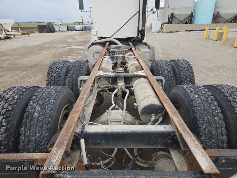 image for item EQ6980 1993 Freightliner USF-1E truck cab and chassis