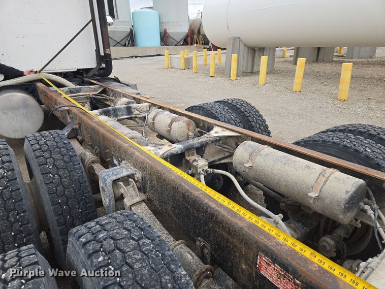 image for item EQ6980 1993 Freightliner USF-1E truck cab and chassis