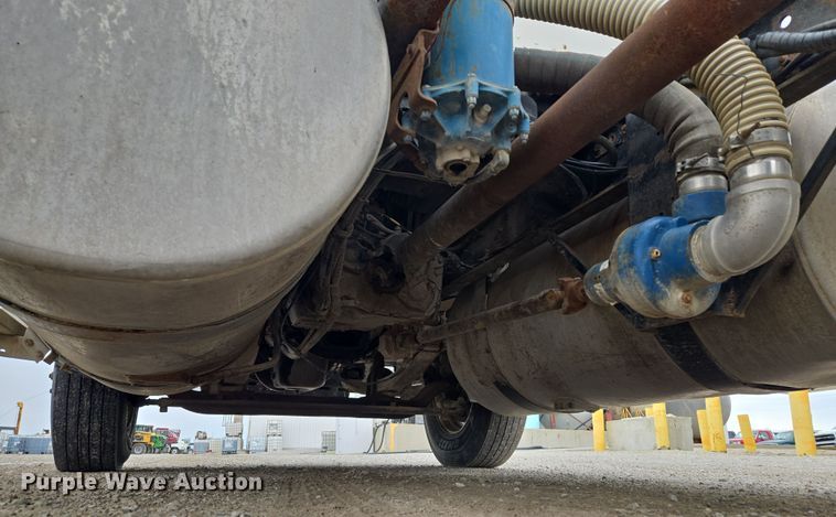 image for item EQ6980 1993 Freightliner USF-1E truck cab and chassis