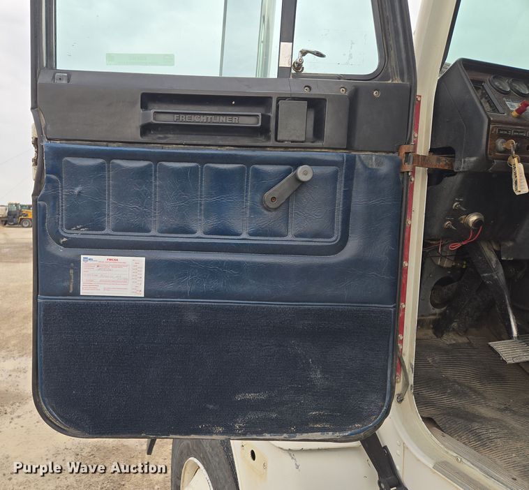 image for item EQ6980 1993 Freightliner USF-1E truck cab and chassis