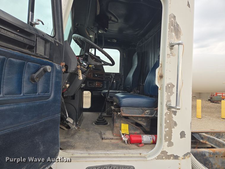 image for item EQ6980 1993 Freightliner USF-1E truck cab and chassis