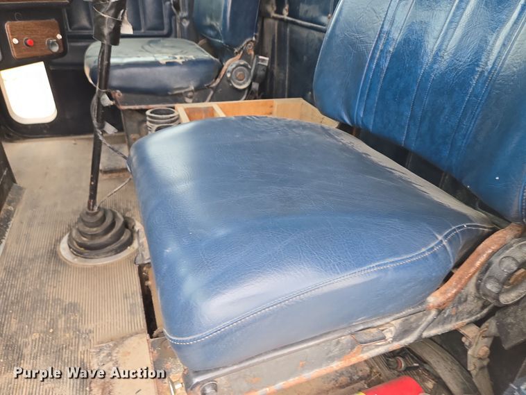 image for item EQ6980 1993 Freightliner USF-1E truck cab and chassis