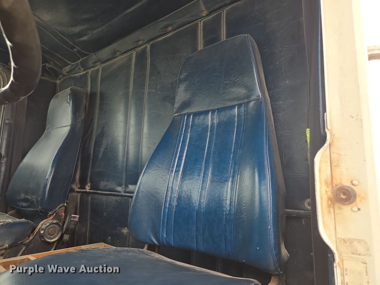 image for item EQ6980 1993 Freightliner USF-1E truck cab and chassis