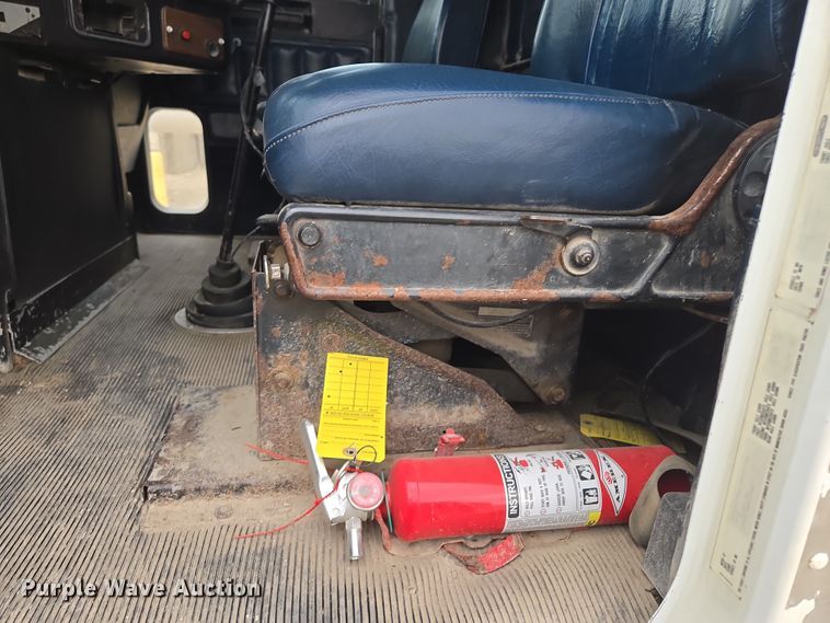 image for item EQ6980 1993 Freightliner USF-1E truck cab and chassis