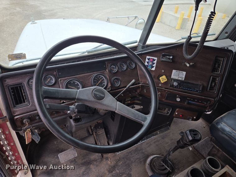 image for item EQ6980 1993 Freightliner USF-1E truck cab and chassis