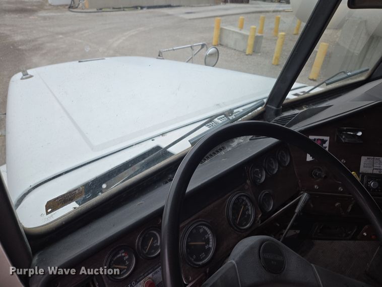 image for item EQ6980 1993 Freightliner USF-1E truck cab and chassis