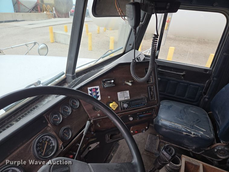 image for item EQ6980 1993 Freightliner USF-1E truck cab and chassis