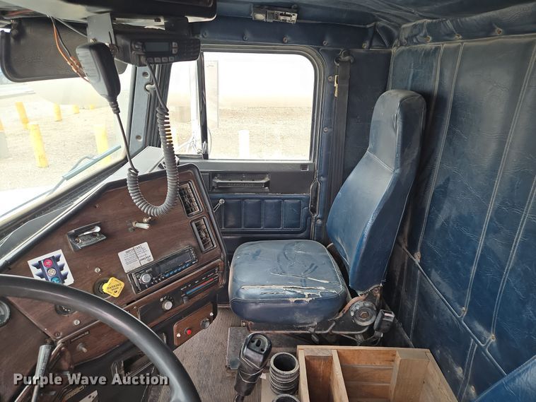 image for item EQ6980 1993 Freightliner USF-1E truck cab and chassis